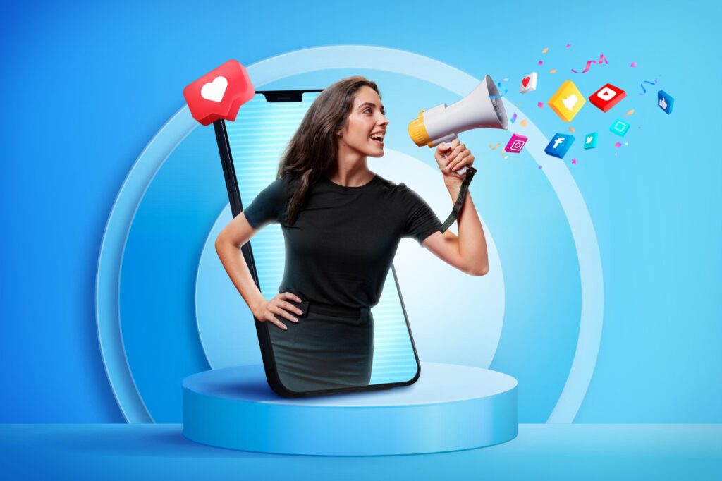 Mulher segurando um megafone, de onde emergem ícones de mídias sociais, sobre uma plataforma azul, com um fundo azul vibrante e um ícone de “curtir” conectado por um cabo.